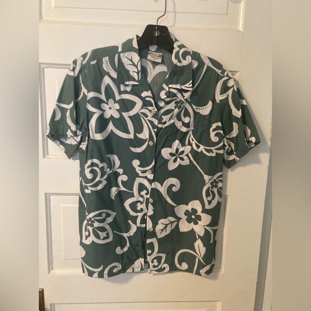 Go Barefoot Women’s Short Sleeve Hawaiian Print Shirt - Green & White. Small